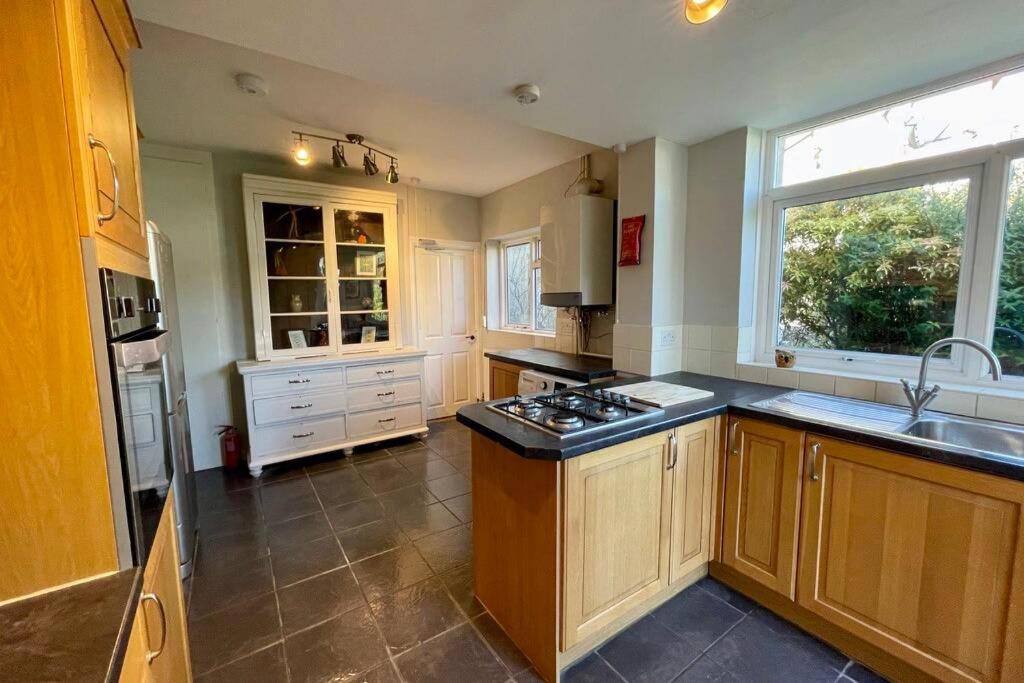 Large House Near Victoria Park For Groups, 10 Mins Bus To City Centre Cardiff Eksteriør billede