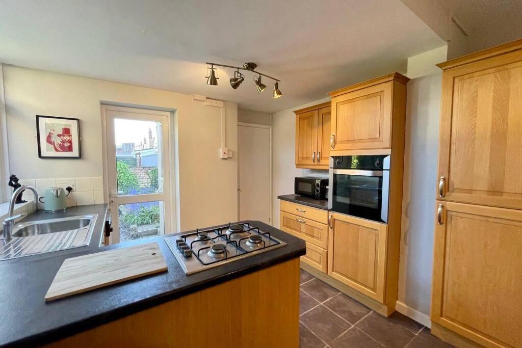Large House Near Victoria Park For Groups, 10 Mins Bus To City Centre Cardiff Eksteriør billede