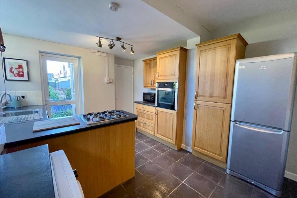 Large House Near Victoria Park For Groups, 10 Mins Bus To City Centre Cardiff Eksteriør billede